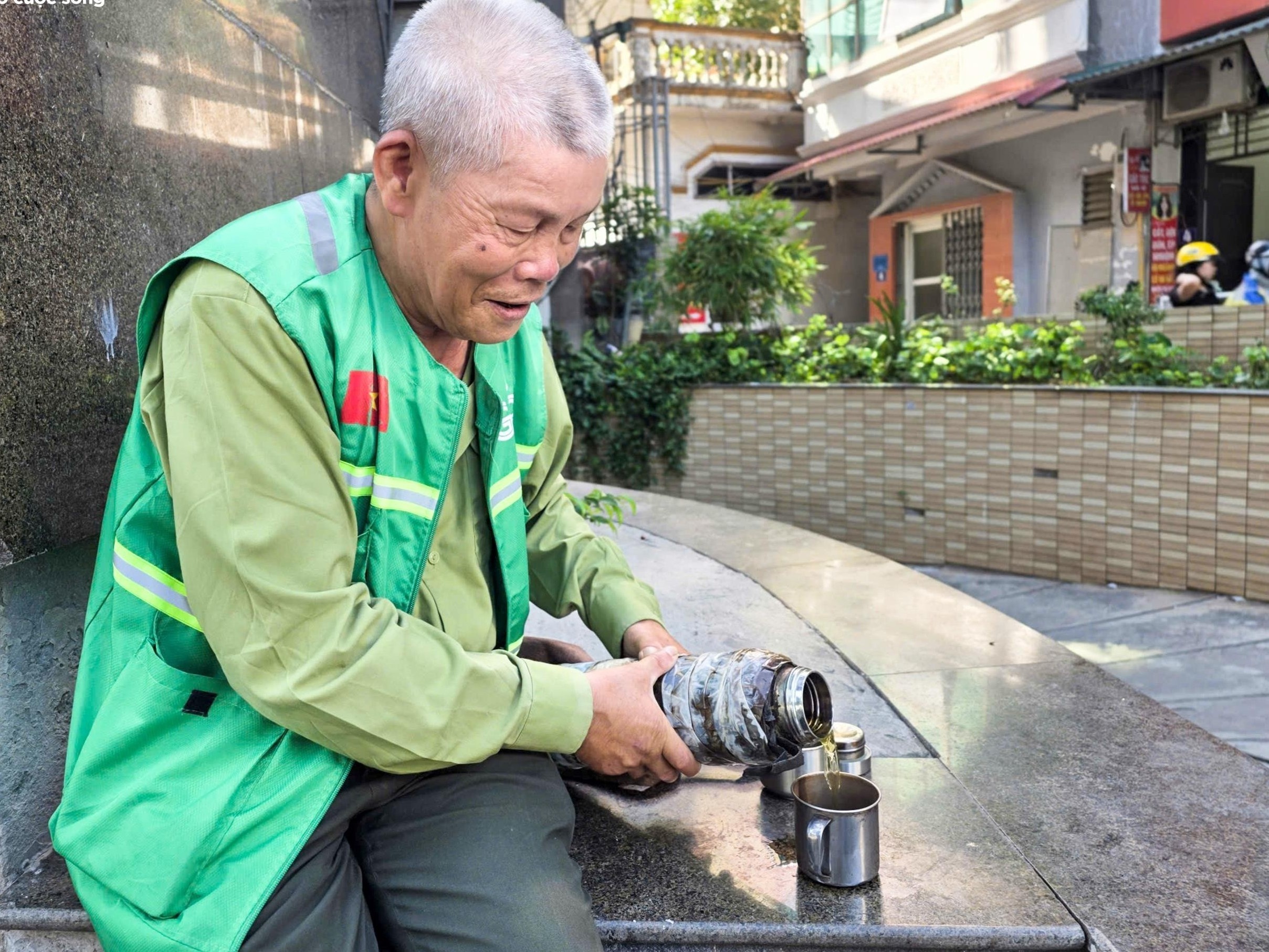 Ha Noi nang nhu rang, shipper vua chay don vua tap vao bong ram hoi suc hinh anh