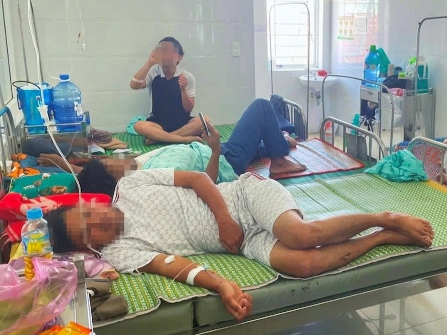 So nan nhan ngo doc sau an banh mi o Quy Nhon tang len 75 nguoi hinh anh