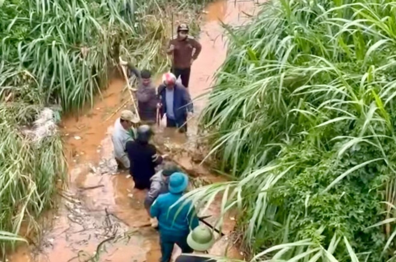 Hang tram nguoi tim kiem nu sinh lop 6 bi nuoc cuon troi hinh anh