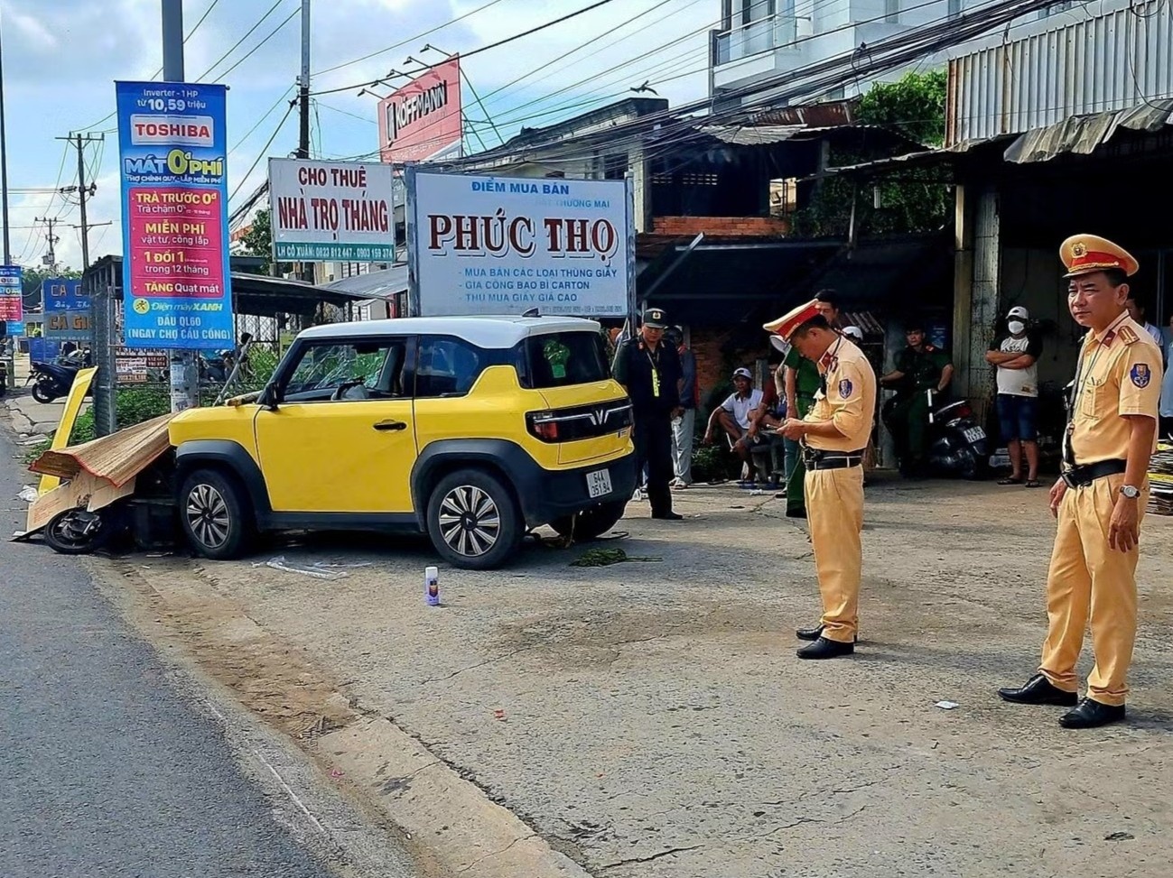Oto va cham xe dien 3 banh, mot nguoi tu vong hinh anh