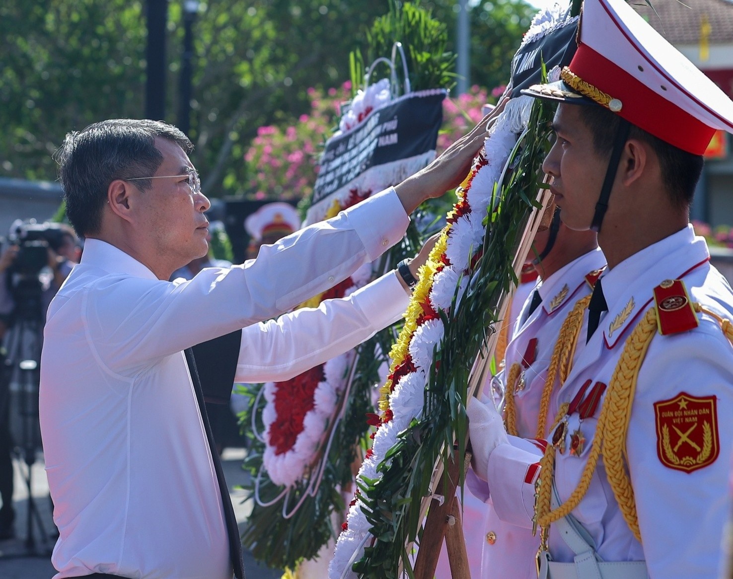 Thu tuong du le truy dieu va an tang hai cot liet si tai tinh Quang Tri hinh anh