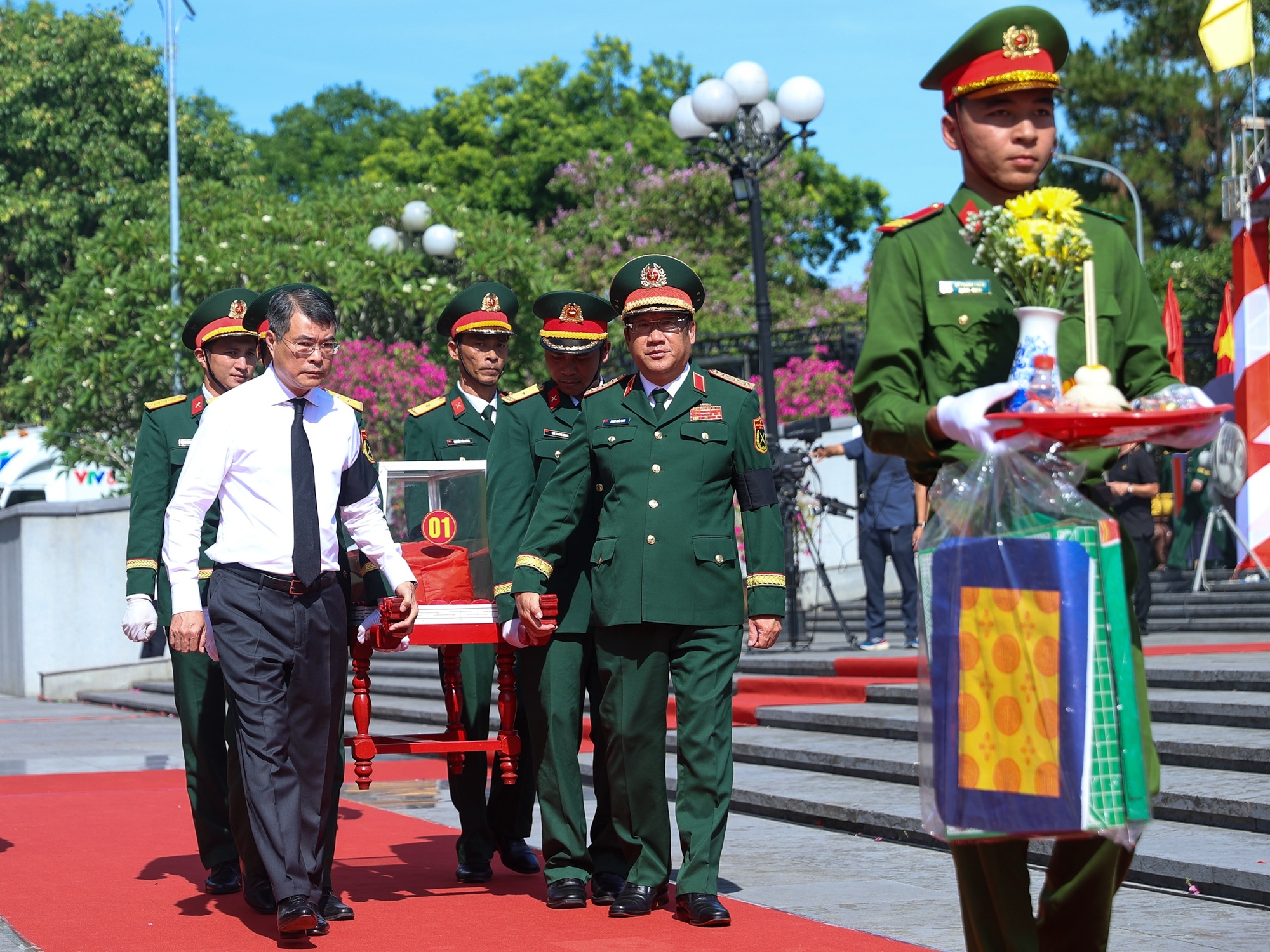 Thu tuong du le truy dieu va an tang hai cot liet si tai tinh Quang Tri hinh anh