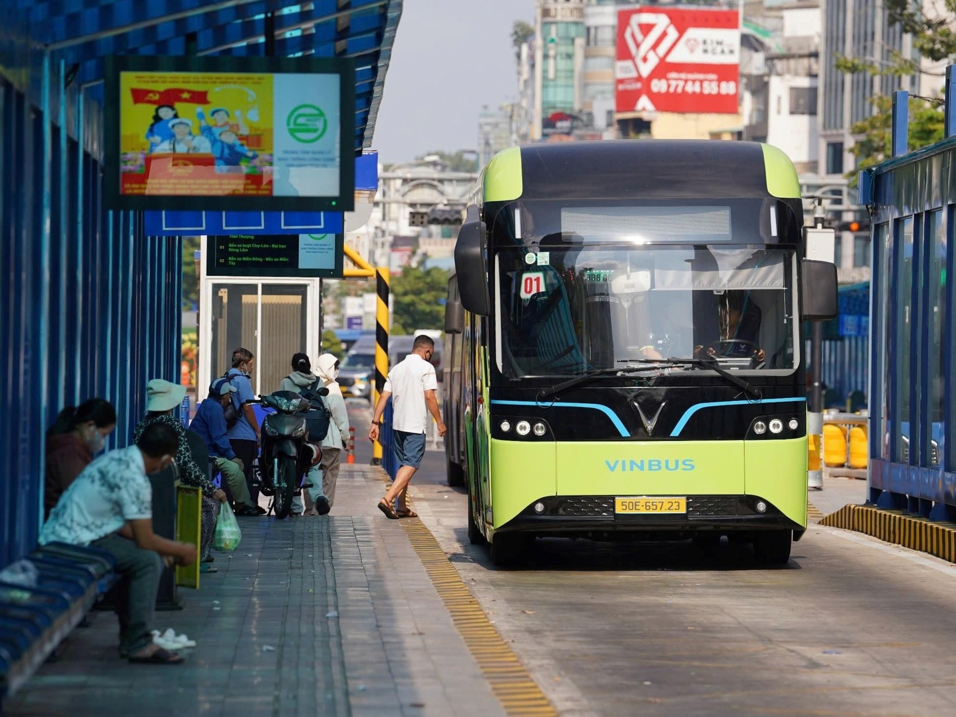TP.HCM de xuat cho xe buyt nho cho khach noi khu dan cu voi metro, ben xe buyt hinh anh