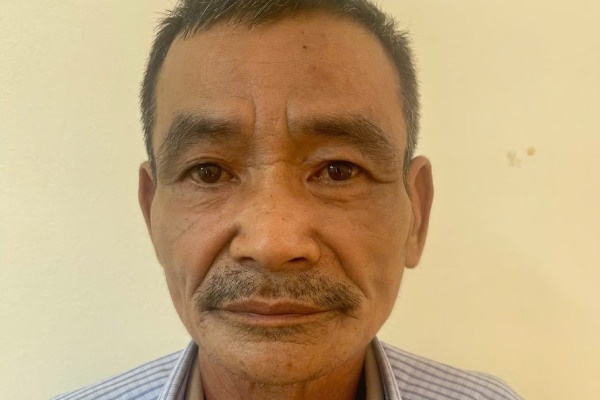 Bi kiem tra nong do con, nguoi dan ong rut dao di vao co can bo cong an hinh anh