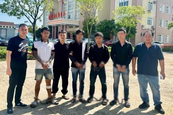 Bi no luong, 4 cong nhan mang dao chem chu thau roi bo tron hinh anh