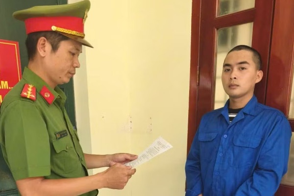 Khoi to doi tuong van chuyen mot kg vang qua bien gioi hinh anh