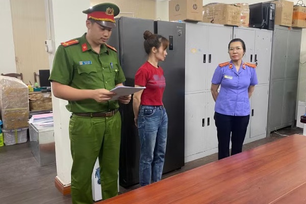 Bat tam giam nguoi phu nu dieu hanh co so san xuat bang ve sinh, bim gia hinh anh