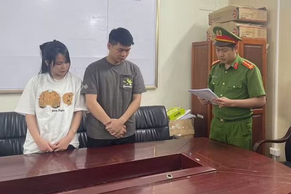 Khoi to doi nam nu kinh doanh 4.800 bo quan ao gia cac thuong hieu noi tieng hinh anh