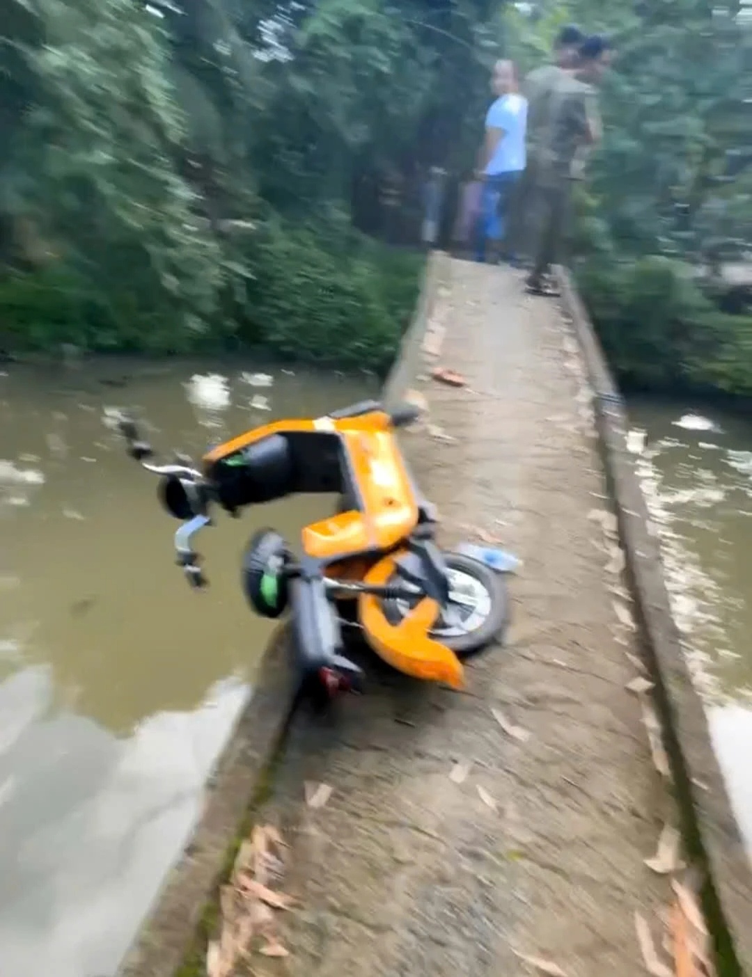 roi xuong kenh anh 2
