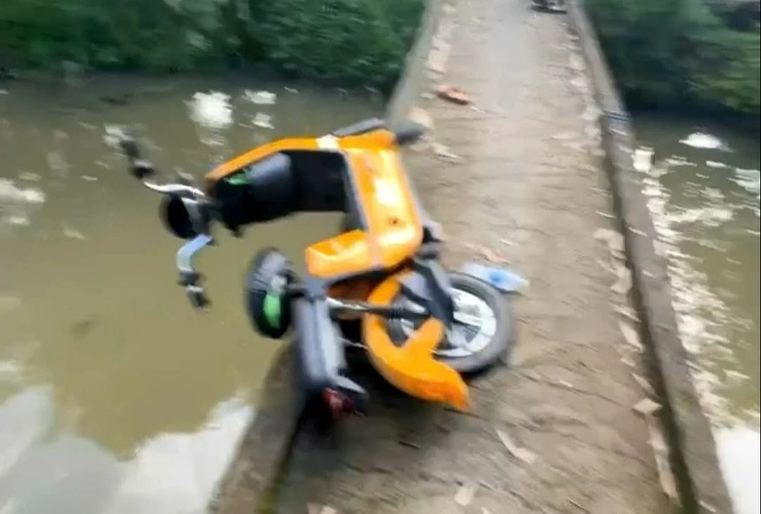 Di qua cau hep, mot phu nu ban ve so roi xuong kenh tu vong hinh anh
