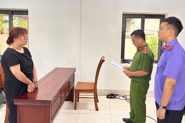 Khoi to nguoi phu nu uong ruou, cam dao chem nguoi trong quan tra sua hinh anh