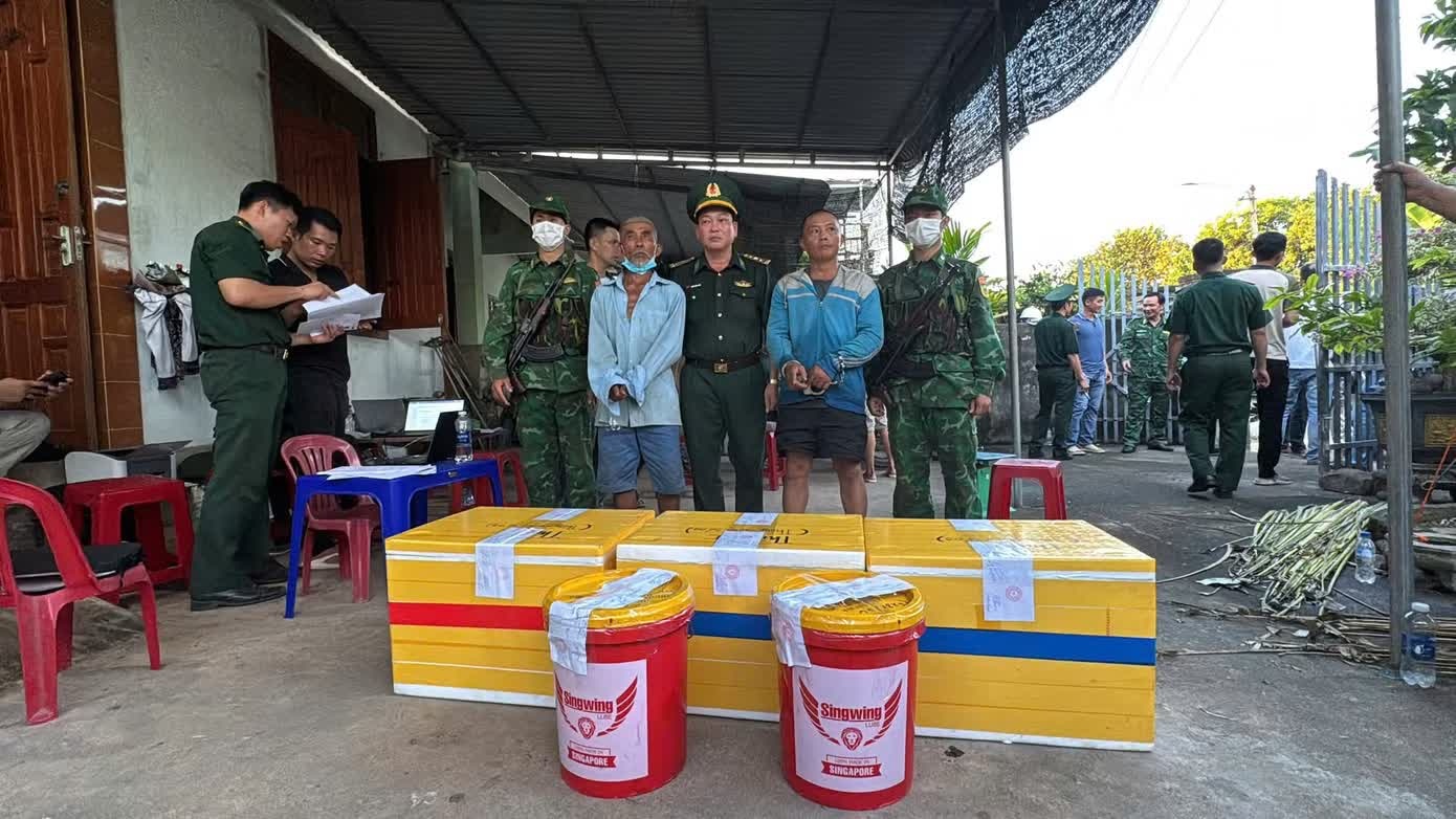 Bat giu 3 doi tuong cung hang tram kg thuoc va hon 10.000 kip no hinh anh