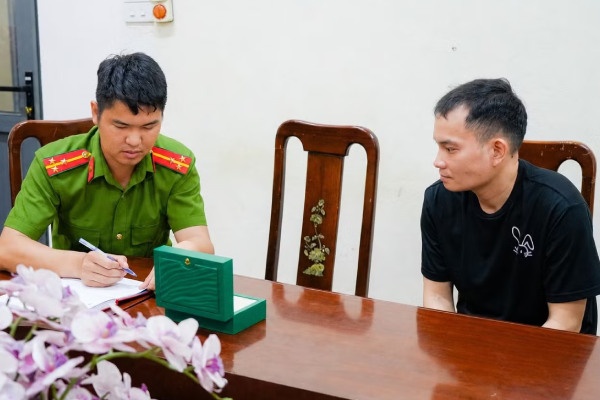 Trom dong ho Rolex hon nua ty, mang ban voi gia 150 trieu dong hinh anh