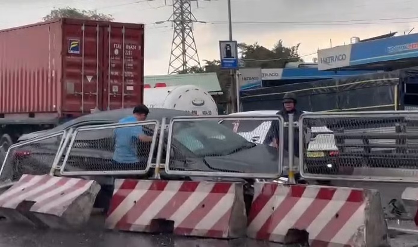 Clip: Oto va cham container, lao vao dai phan cach hinh anh