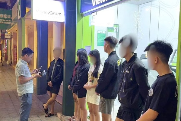 Khoi to 12 thanh thieu nien mang hung khi gay nao loan duong pho hinh anh