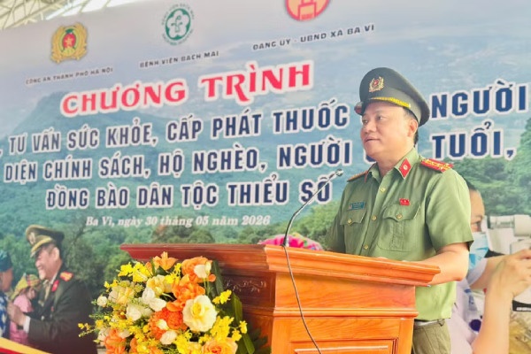 Hon 500 nguoi dan xa Ba Vi duoc kham benh, phat thuoc mien phi hinh anh