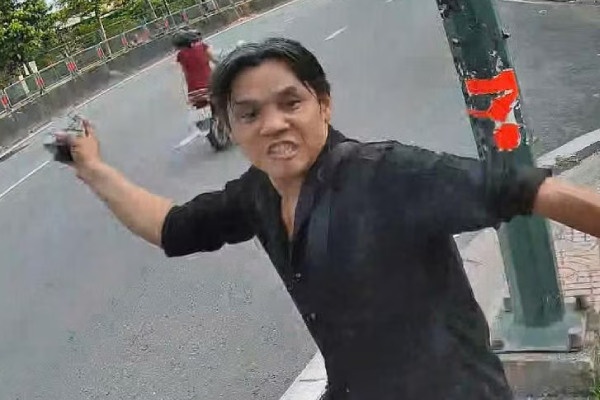 Bi bat vi dap pha hang loat tu doi pin xe dien o TP.HCM de gay chu y hinh anh