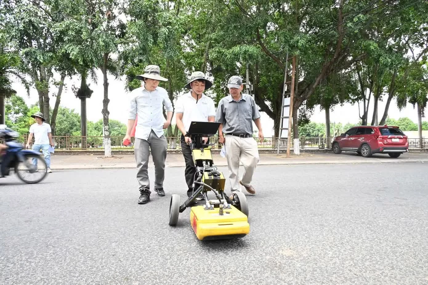 Chia 3 giai doan tim kiem, quy tap hai cot liet si tren duong Truong Chinh hinh anh