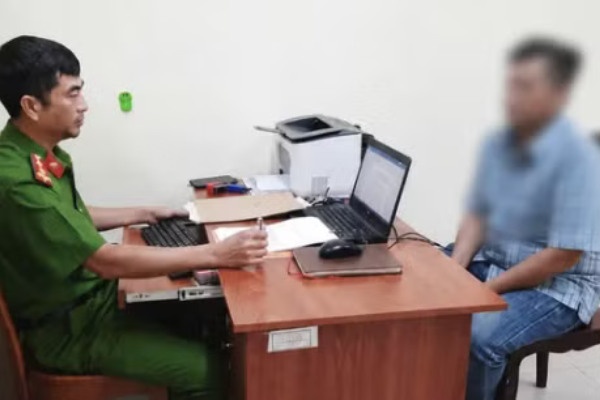 Tam giu 2 doi tuong chuyen cho cong nhan vay lai nang hinh anh