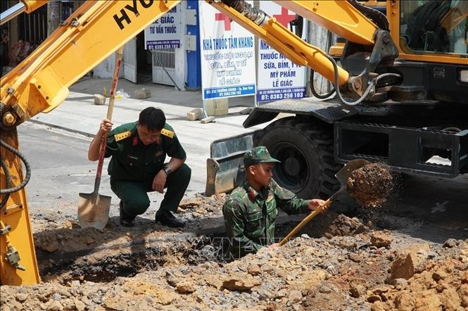 Quang Ngai: Bat dau dao ranh tham do, tim kiem hai cot liet si hinh anh