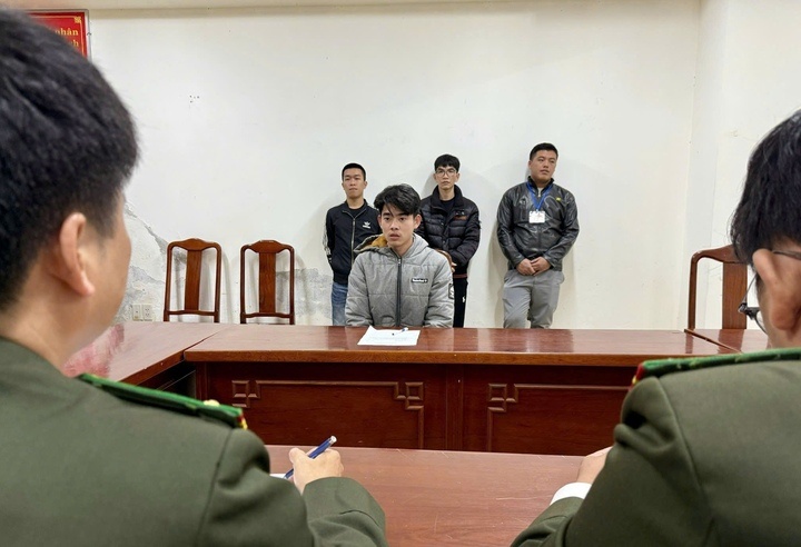 Dot kich cong xuong,  Che tao sung anh 1