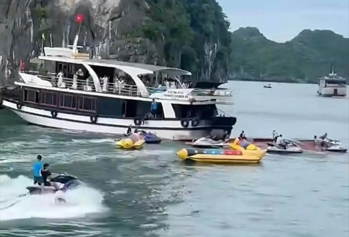 Mot du khach tu vong sau va cham giua hai tau du lich tren vinh Lan Ha hinh anh