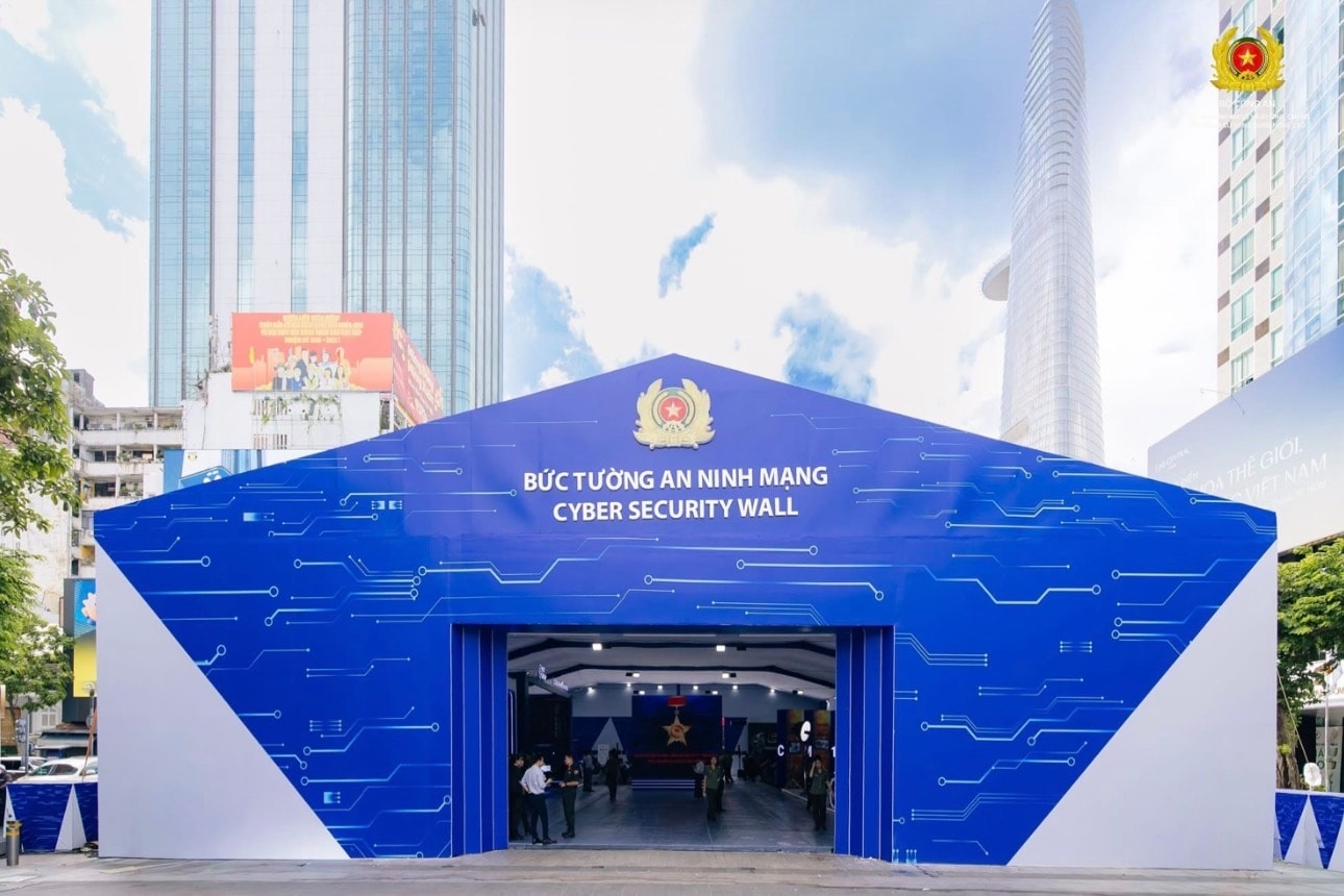 Buc tuong,  An ninh mang anh 1