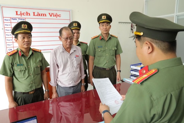 Bat doi tuong nup bong cong ty, to chuc cho nguoi khac o lai Viet Nam hinh anh