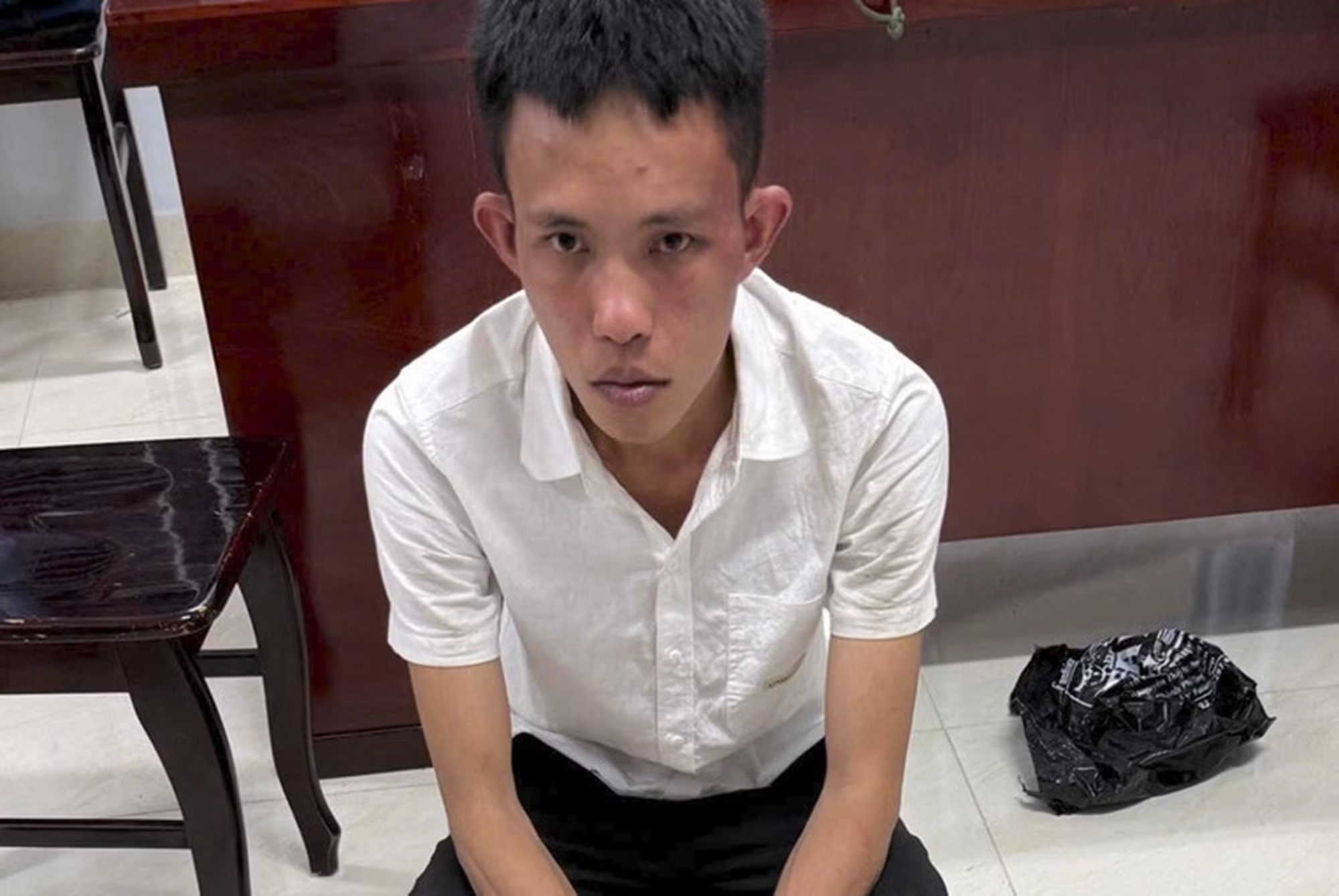 Tu vu oto tu gay tai nan, “loi” ra ma tuy va ke tron na hinh anh