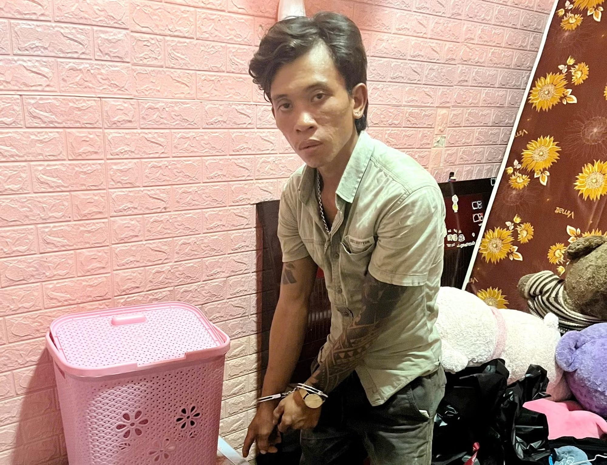 Bat giu doi tuong cat giau hai khau sung ngan trong oto hinh anh