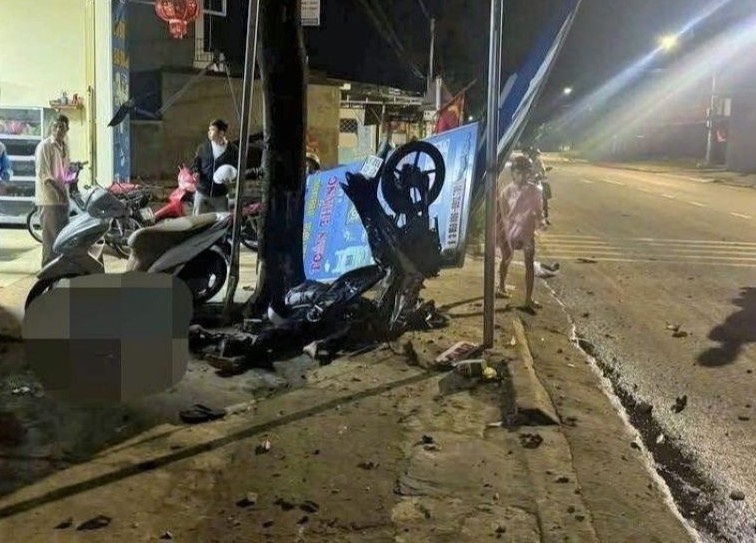 Xe may tong goc cay ben duong, hai thanh nien thuong vong hinh anh