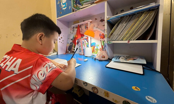 Hao huc len lop 1, nhieu tre ngo ngac khi bi dua tro lai mam non hoc he hinh anh