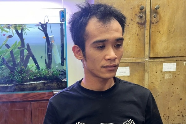 Doi tuong trom bi camera an ninh ghi lai hinh anh khi dang 'hanh nghe' o Ha Noi hinh anh