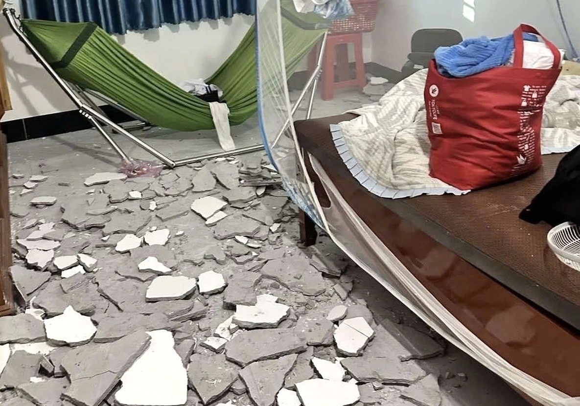 Mang vua tran nha roi xuong giuong, be trai 6 thang tuoi tu vong thuong tam hinh anh