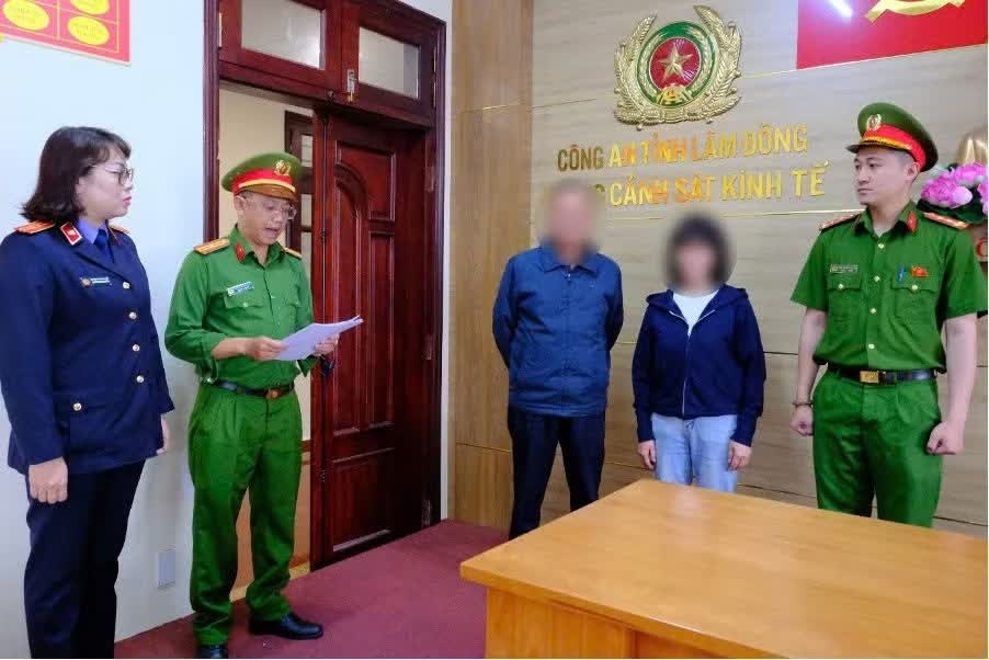 Khoi to chu cua hang o Da Lat ban ao khoac gia thuong hieu noi tieng hinh anh