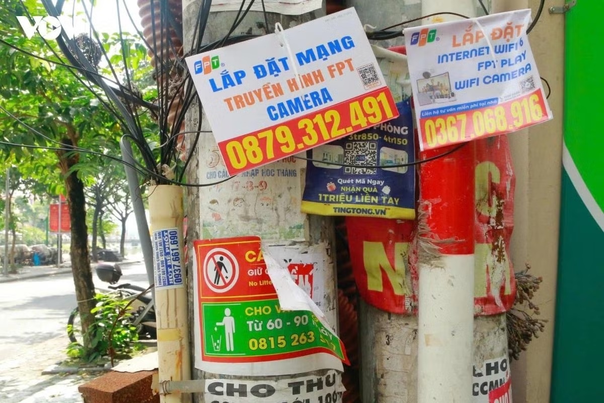 Ha Noi de xuat phat den 20 trieu dong khi treo quang cao tren cot dien hinh anh