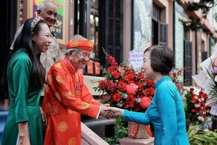 Nguoi di qua tram nam voi van hoa, lich su Viet hinh anh
