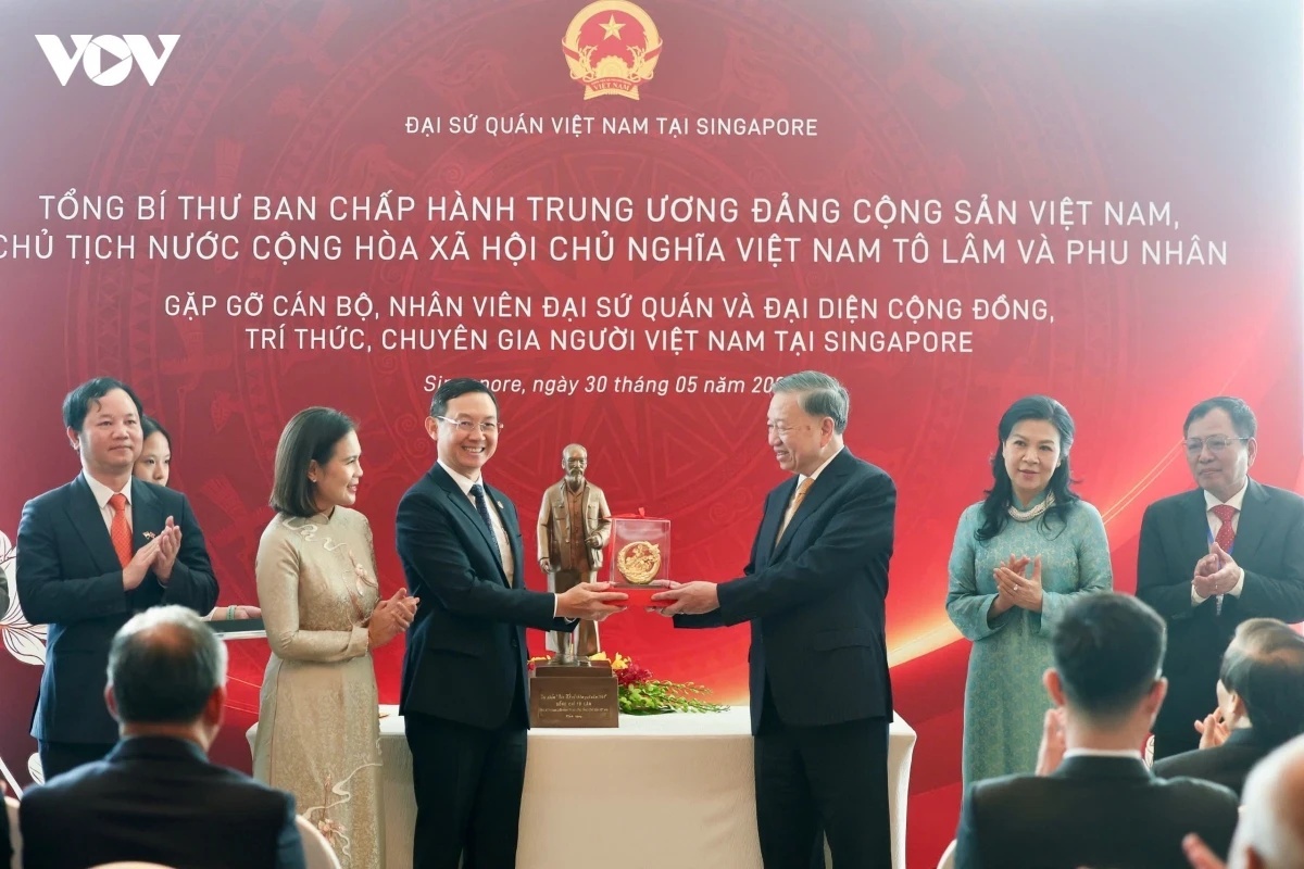 Tong Bi thu, Chu tich nuoc va Phu nhan gap go nguoi Viet o Singapore hinh anh