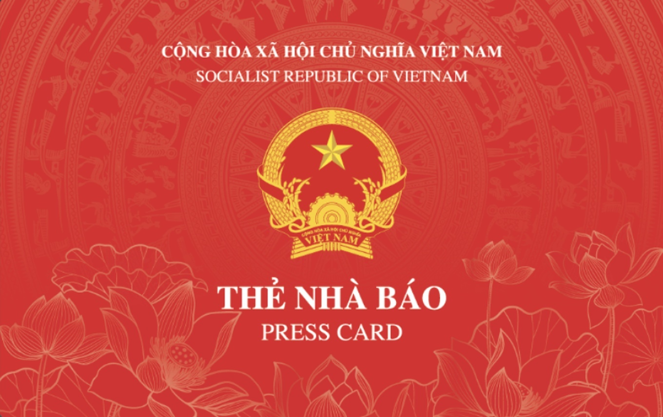 Bo VHTTDL cong bo mau the nha bao moi, co gan ma QR hinh anh