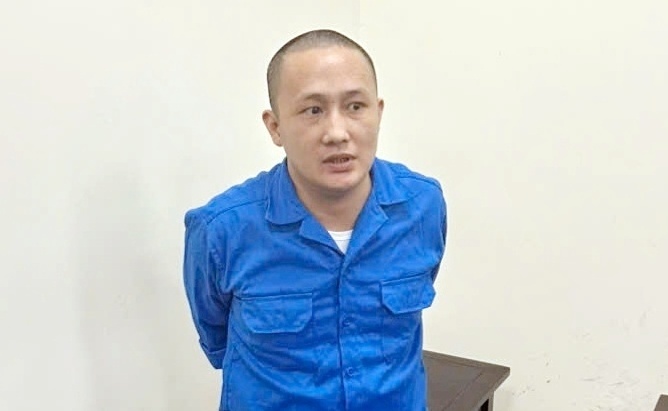 Mua sung Colt 45 tren mang de hai nguoi than hinh anh