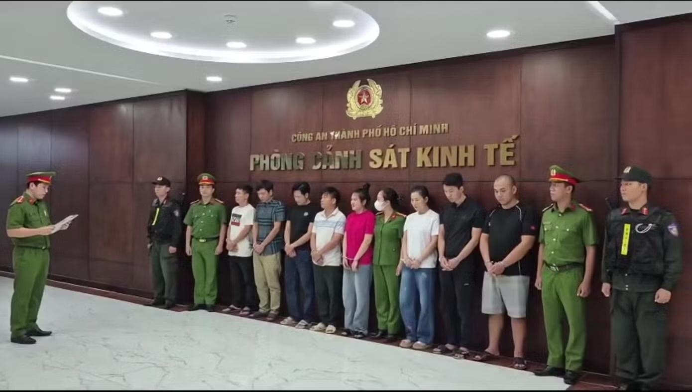 Khoi to 4 can bo kiem lam va 6 bi can lien quan vu buon ban dong vat hoang da hinh anh