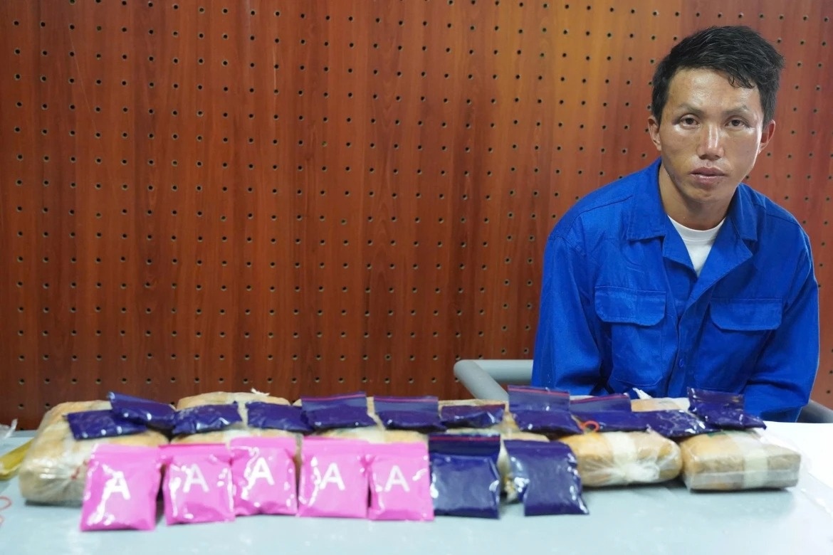Bat qua tang doi tuong van chuyen 17 banh ma tuy hinh anh