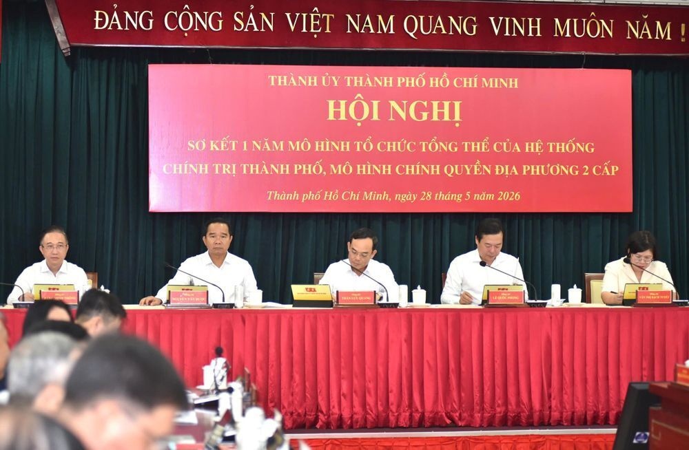 Mot nam chinh quyen 2 cap o TP.HCM: Bo tu duy xin - cho, nguoi dan lam trung tam hinh anh