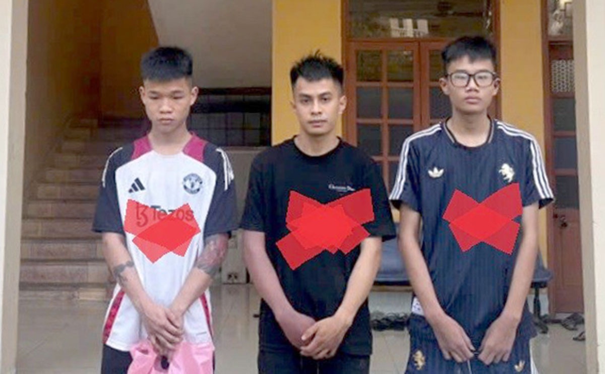 Tam giu 3 thanh nien mang kiem duoi chem nhau tren pho hinh anh