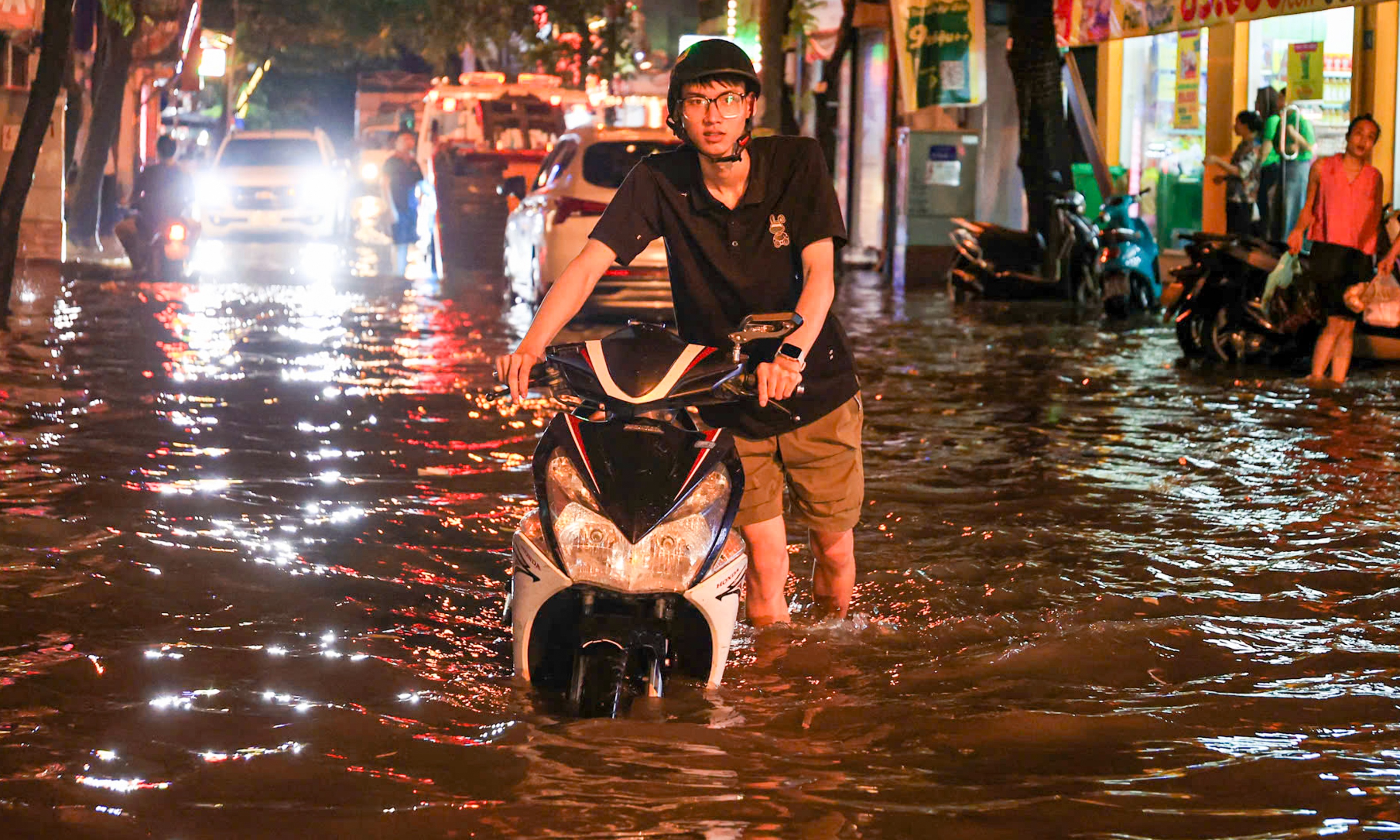 Vi sao trung tam Ha Noi co noi ngap ung, cho gan nhu khong mua? hinh anh