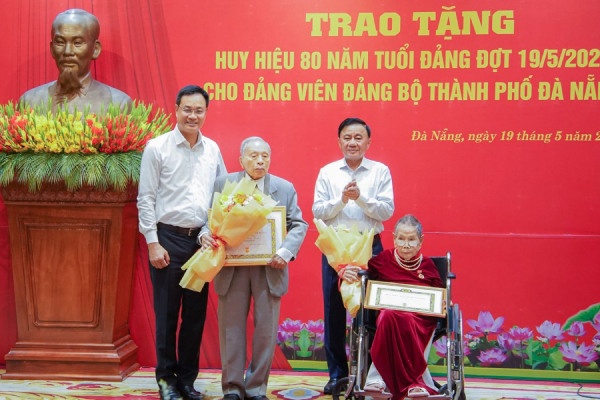 Ket luan moi cua Bo Chinh tri ve trao tang Huy hieu 80 nam tuoi Dang tro len hinh anh