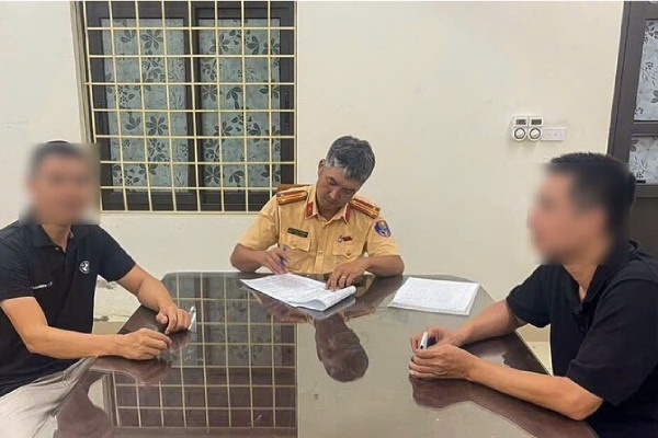 Su that bat ngo ve nguoi dan ong di sai lan, hoi CSGT 'em biet anh khong' hinh anh