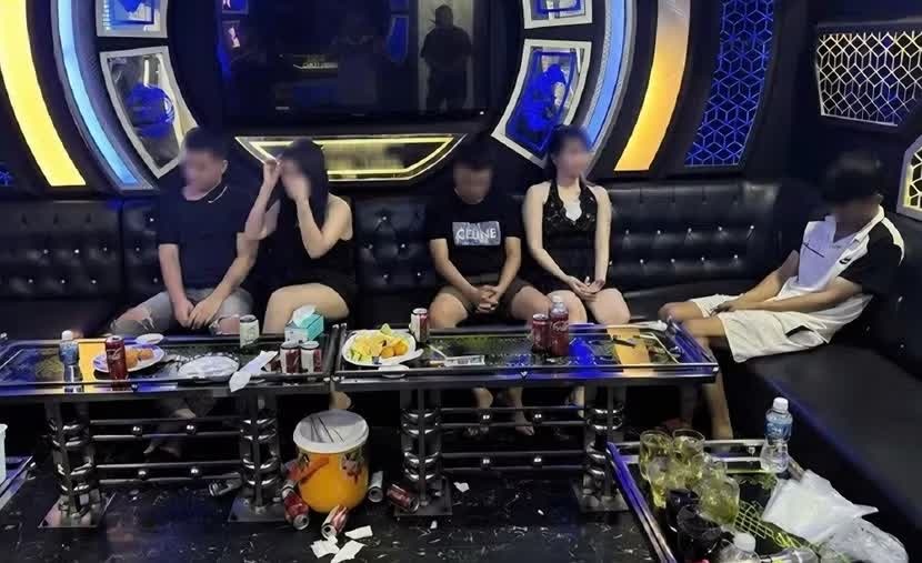Me vo va 2 con re giup nhan vien quan karaoke ban dam cho khach hinh anh