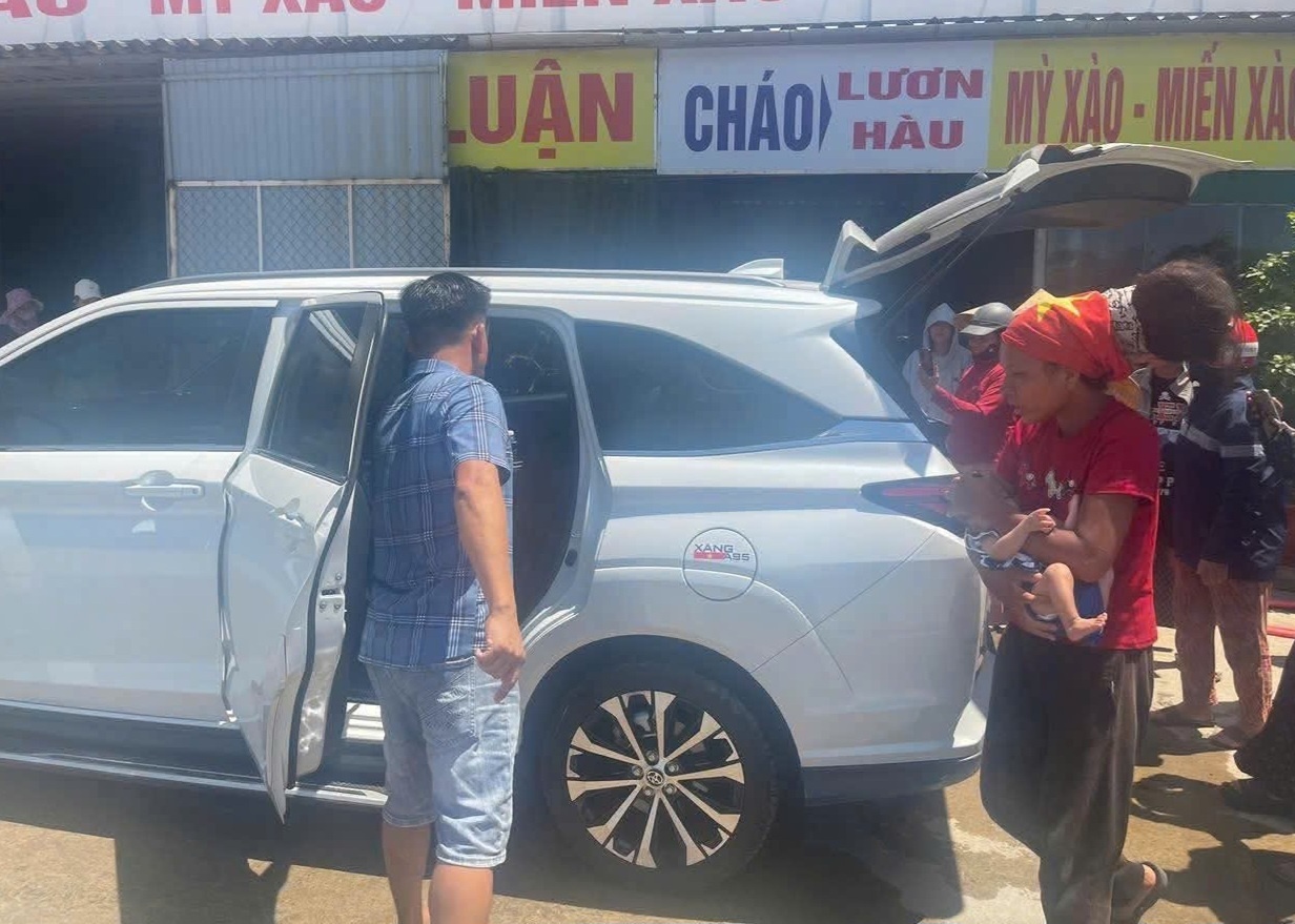 Ba me con di bo xuyen mien Trung duoi nang 40 do C duoc ho tro len taxi ve nha hinh anh