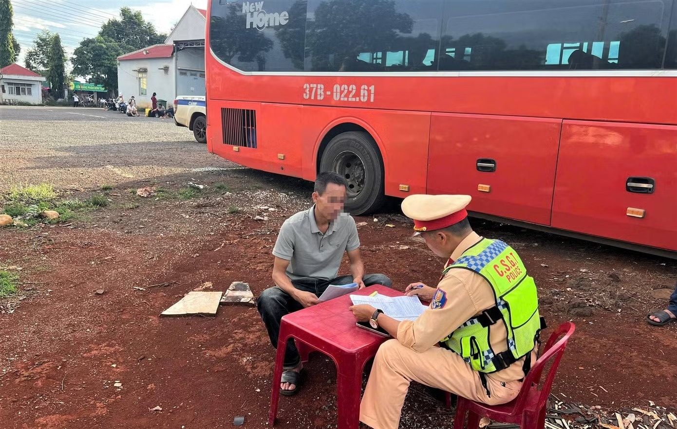 Tai xe oto 'tho ra con' van cam lai cho 38 khach hinh anh